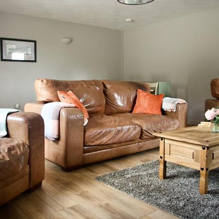 Converted Stables At Peaceful Family Farm Stay Lawrenny Exterior photo