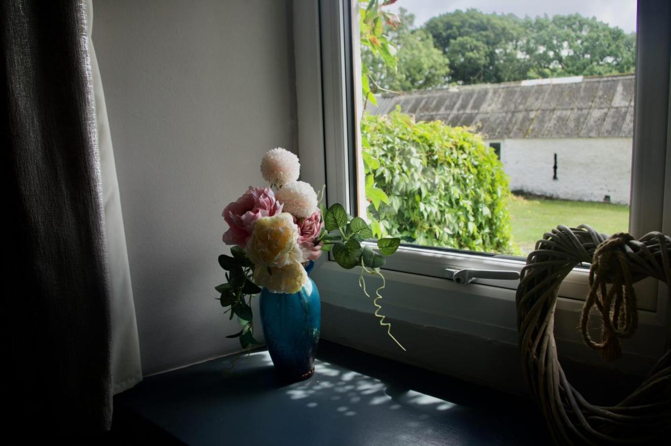Converted Stables At Peaceful Family Farm Stay Lawrenny Exterior photo