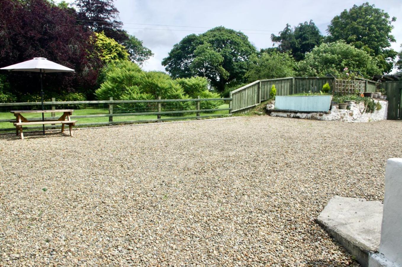 Converted Stables At Peaceful Family Farm Stay Lawrenny Exterior photo